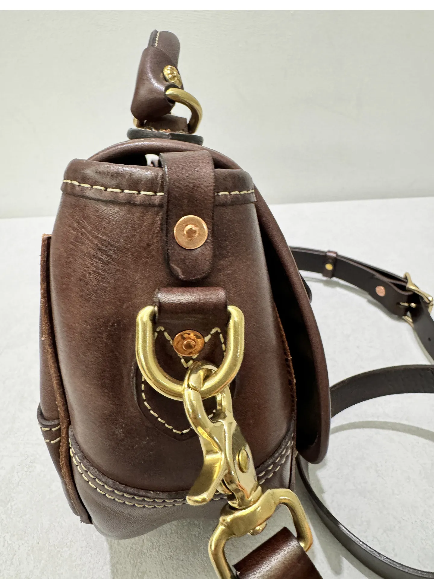 Handgefertigte, hochwertige Damen-Satteltasche aus erstklassigem Rindsleder für den täglichen Gebrauch, luxuriöse Schultertasche aus echtem Leder für Reisen. – Detail 28