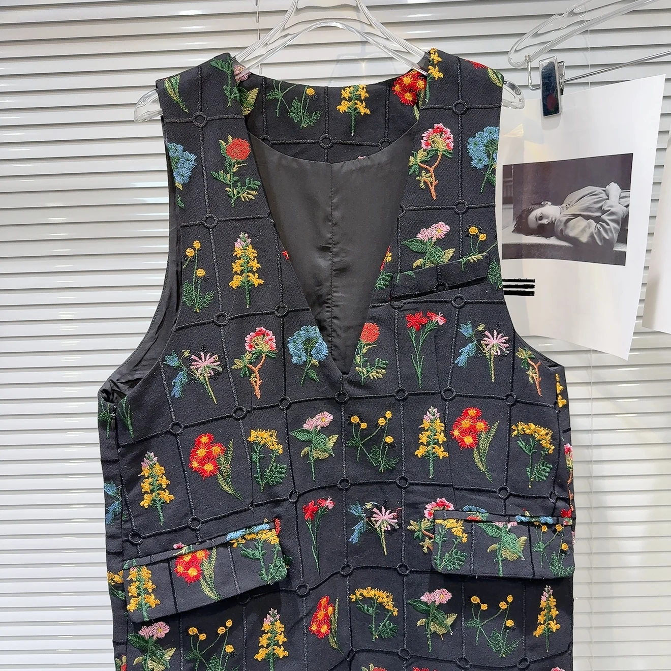 2025 sommer Neue V-ausschnitt Retro Bunte Blume Gestickte Design Weste Kleid für Frauen Schwarz Ärmellose Lose Vintage Kleid