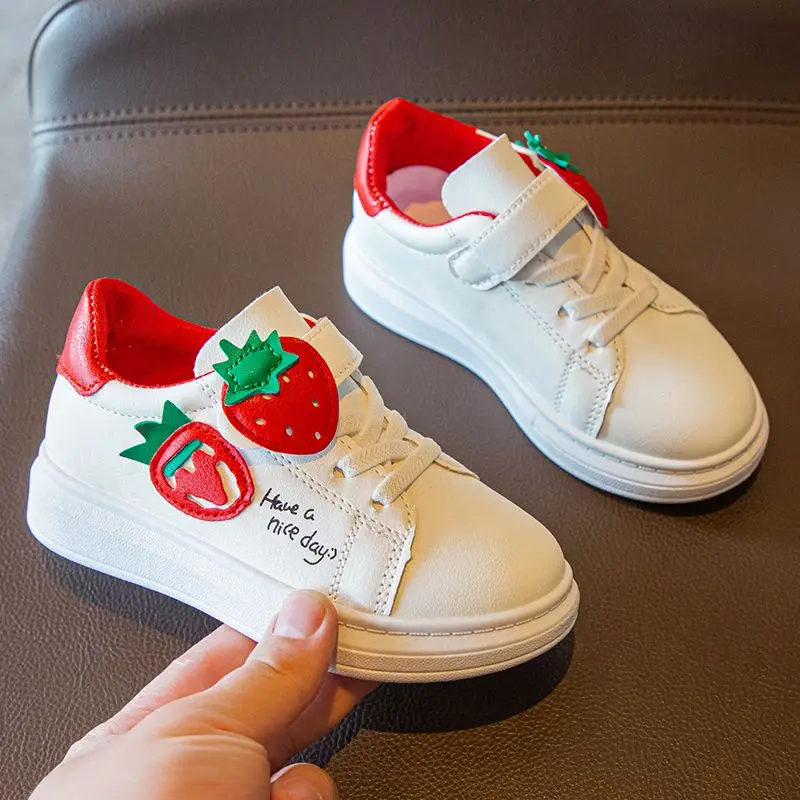 Lightweight Breathable Soft Sole Kids Sports Shoes for Girls Spring Autumn Strawberry Design School Sneakers for Students
