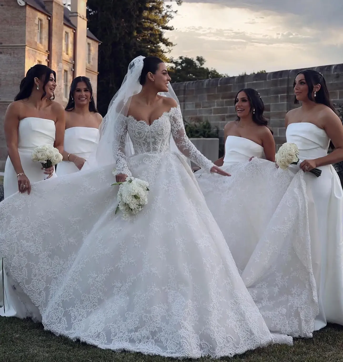 

Customized Wedding Dresses Applique vestido de novia White Dress Ball Pearl Gown Bridal Gown Elegant Boat Neck Court Train