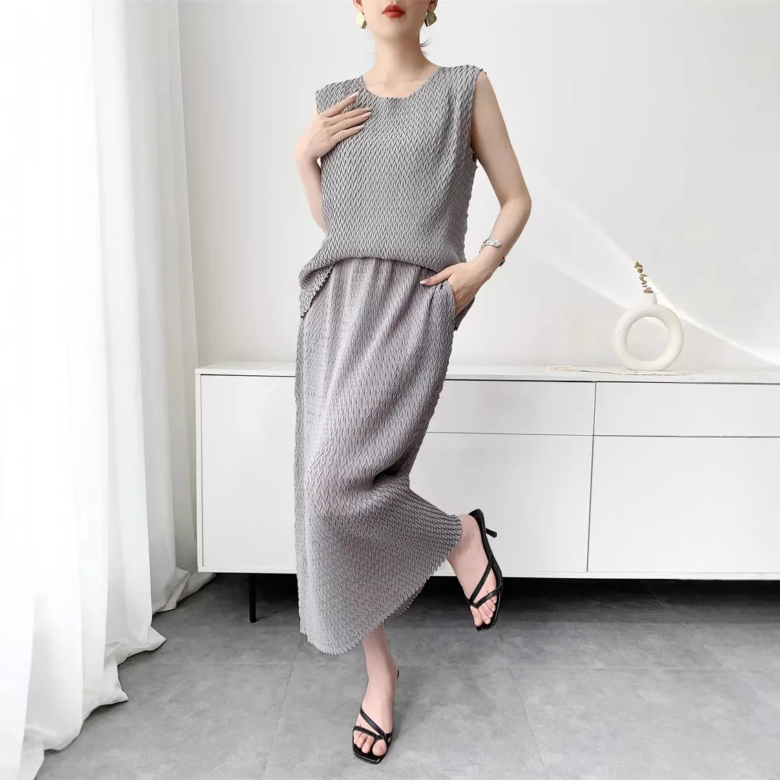 

Miyake Brown Textured Women‘s Two Piece Set Round Neck Sleeveless Top + Elastic Waist Midi Skirt 2026 Spring New 2DB7181
