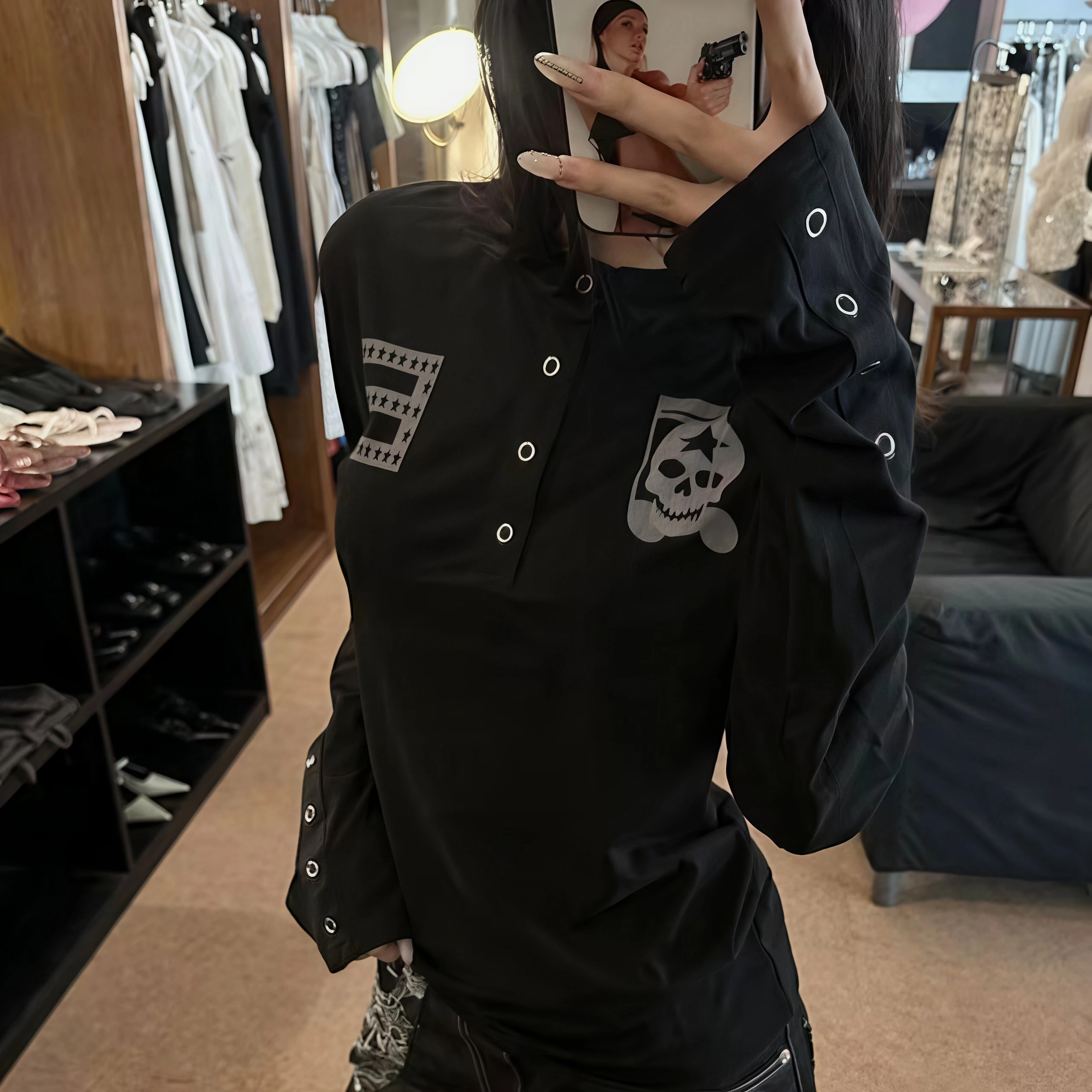 Damen-Oberteil mit Henley-Kragen, Langen Ärmeln, Totenkopf-Abzeichen-Druck, Ösen-Dekor, Geteilter Manschette, Y2K Gothic Slim-Fit Streetwear Bluse – Detail 5