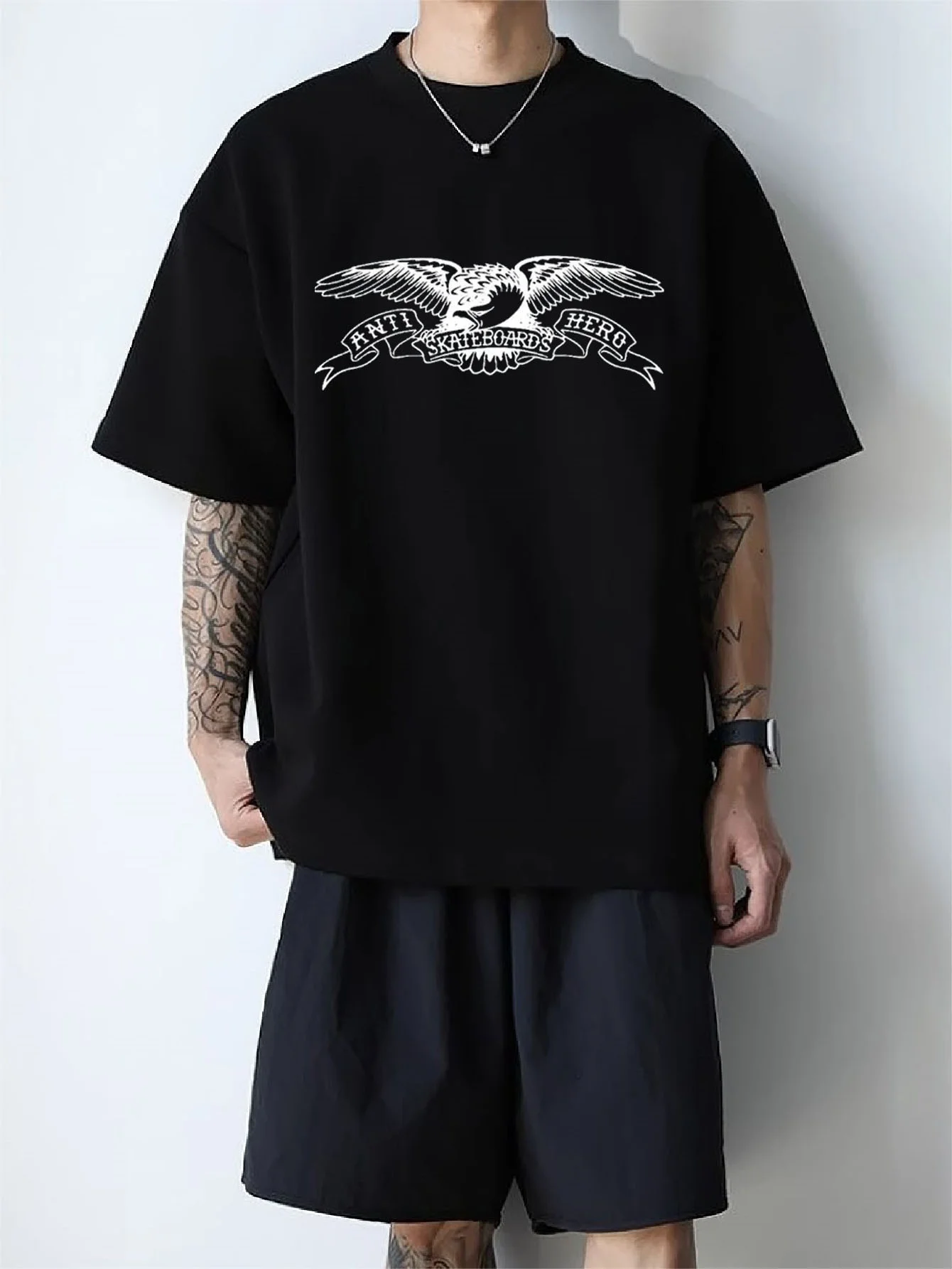 Logo d'aigle Anti Hero Skateboards : un t-shirt mettant en valeur un aigle avec le texte « ANTI HERO SKATEBOARDS » pour les fans de skateboard