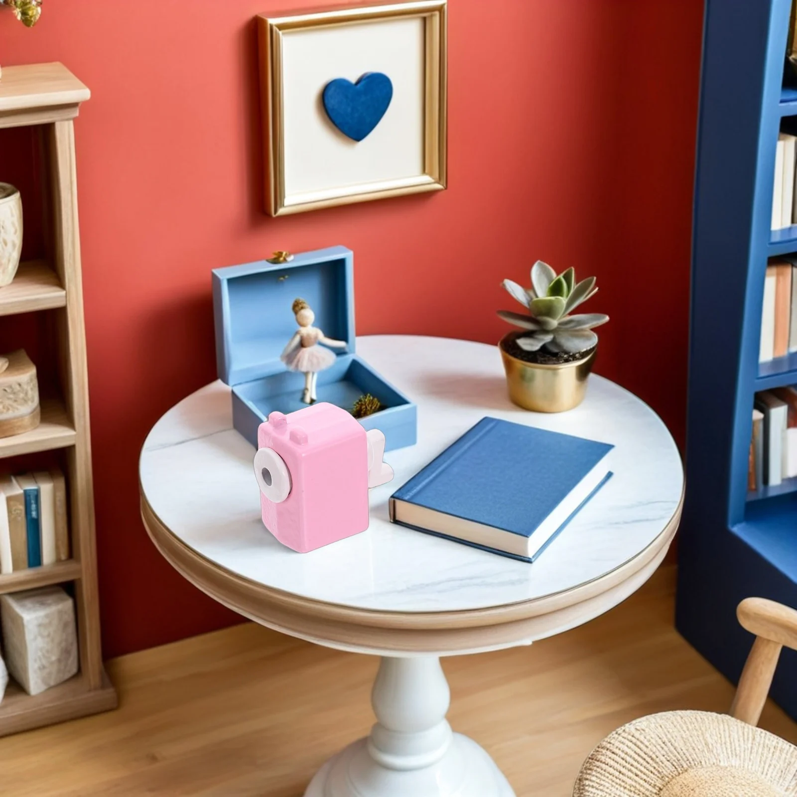 ชุดอุปกรณ์การเรียนจิ๋ว 1 ชุด ประกอบด้วยเข็มทิศจิ๋ว ที่เหลาดินสอจิ๋ว มีดตัดงานฝีมือ ของตกแต่งบ้านสไตล์เรโทร