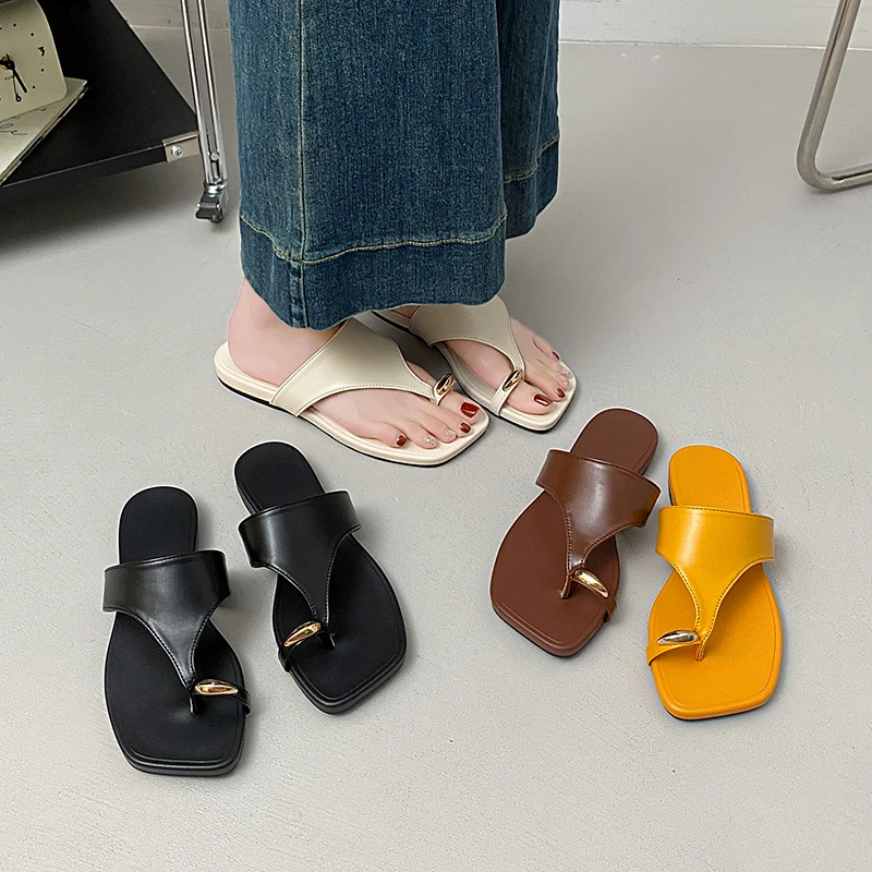 Sandales d'été pour femmes à semelle souple, avec anneau métallique à l'orteil, tongs de plage à bout ouvert, sandales confortables et élégantes à bride en T 2026