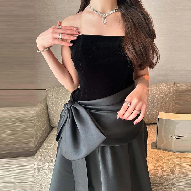 

Элегантное вечернее платье с открытыми плечами и плиссировкой, без рукавов, с завышенной талией, из роскошного бархата и атласа