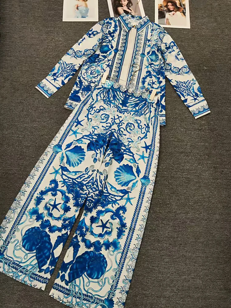 Un set da due pezzi con camicia a gamba dritta con risvolto con stampa geometrica retrò + pantaloni larghi a gamba larga, abito alla moda per l'autunno 2025, abbigliamento da donna