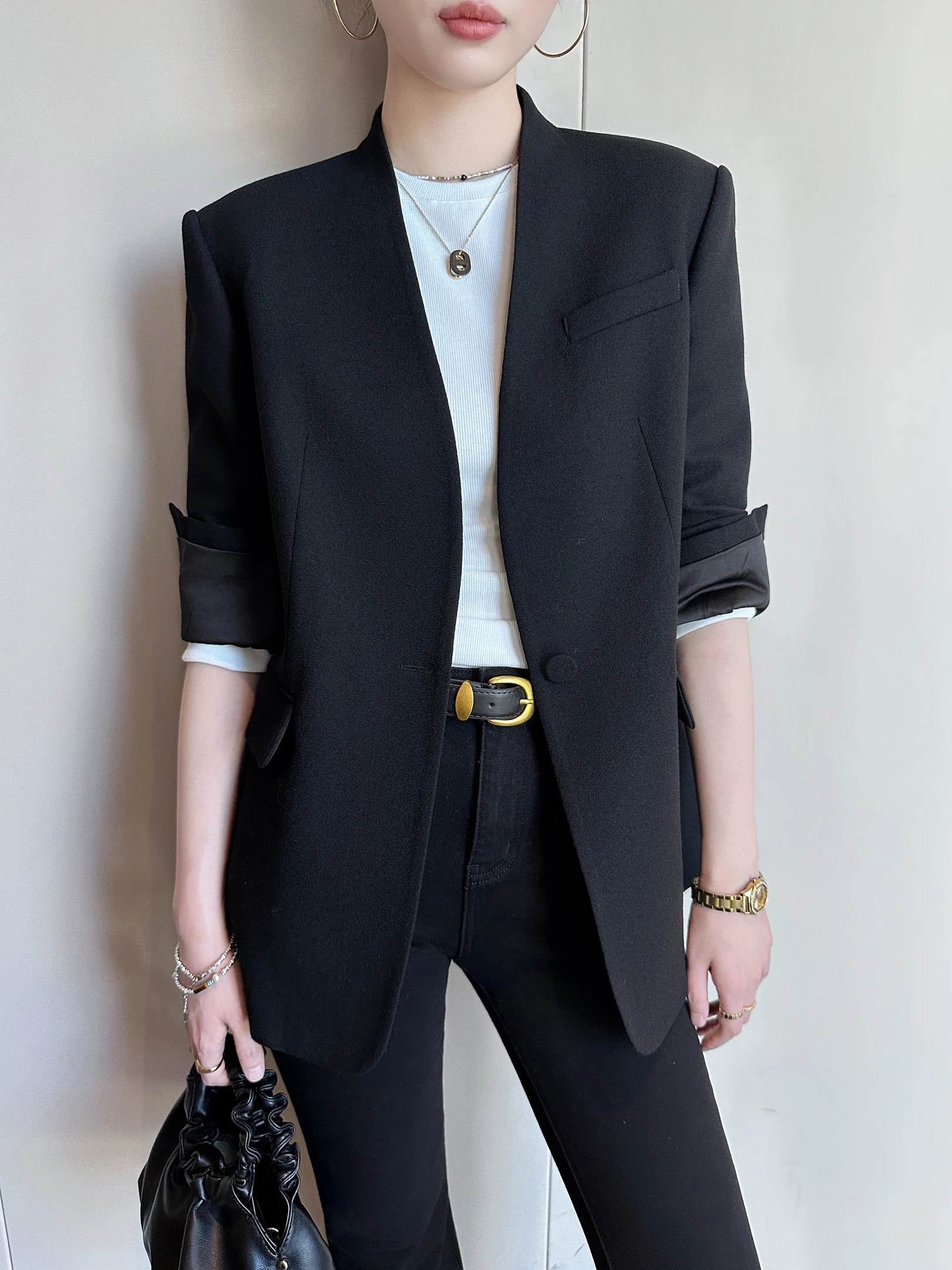 

Элегантный черный пиджак с V-образным вырезом и длинными рукавами для женщин: идеален для офиса, деловых встреч и повседневной носки.