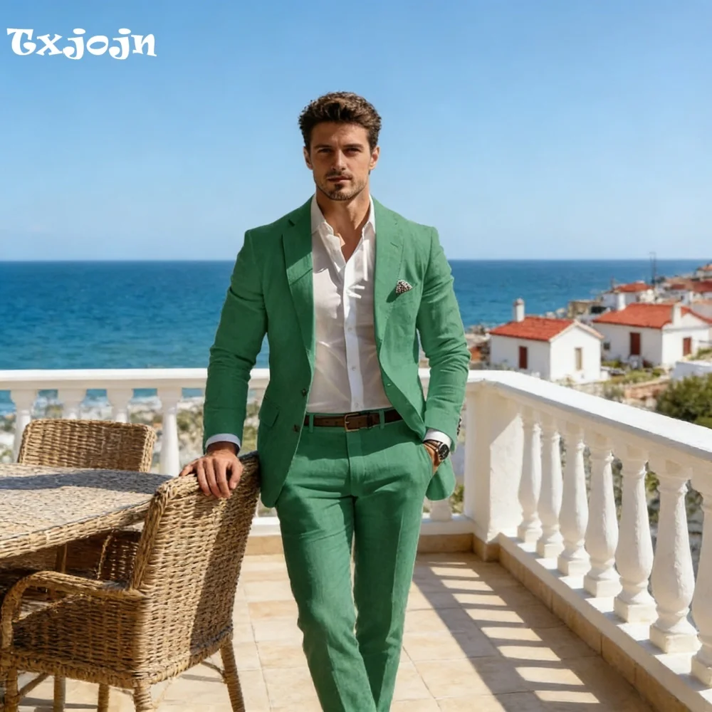 

Новый зеленый льняной костюм-двойка: приталенный пиджак с острыми лацканами и брюки. Легкий, элегантный повседневный наряд для пляжных свадеб, мероприятий на открытом воздухе и встреч.