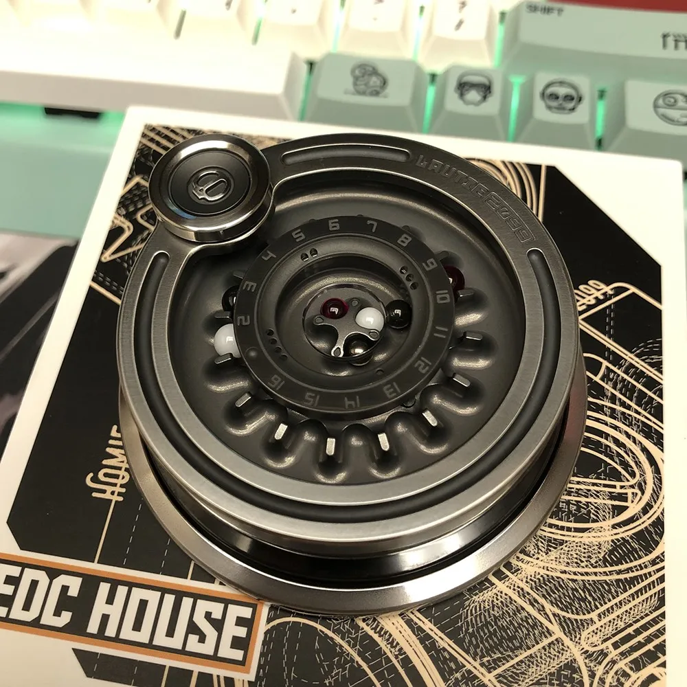 ลูกข่างหมุน LAUTIE Carnival Mega Fidget Spinner รุ่น 2099 ของเล่นฟิดเจ็ตสปินเนอร์ ของเล่นฟิดเจ็ตสำหรับผู้ใหญ่ ของเล่นโลหะแปลกใหม่ ของเล่นคลายเครียดในออฟฟิศ