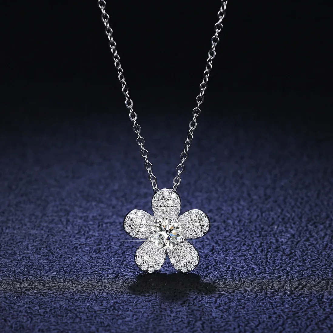 

Luxury Platinum Pendants 0.5 Ct Moissanite Diamond Necklace for Women Camellia New Collarbone Chain Pt950 Wedding Jewelry Gift