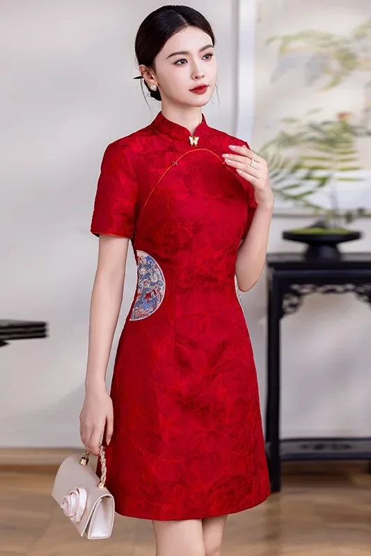 فستان مأدبة شرقية أنيق على الطراز الصيني ثوب نسائي أحمر حديث شيونغسام 2025 احتفال مطرز تشيباو بقصة ضيقة