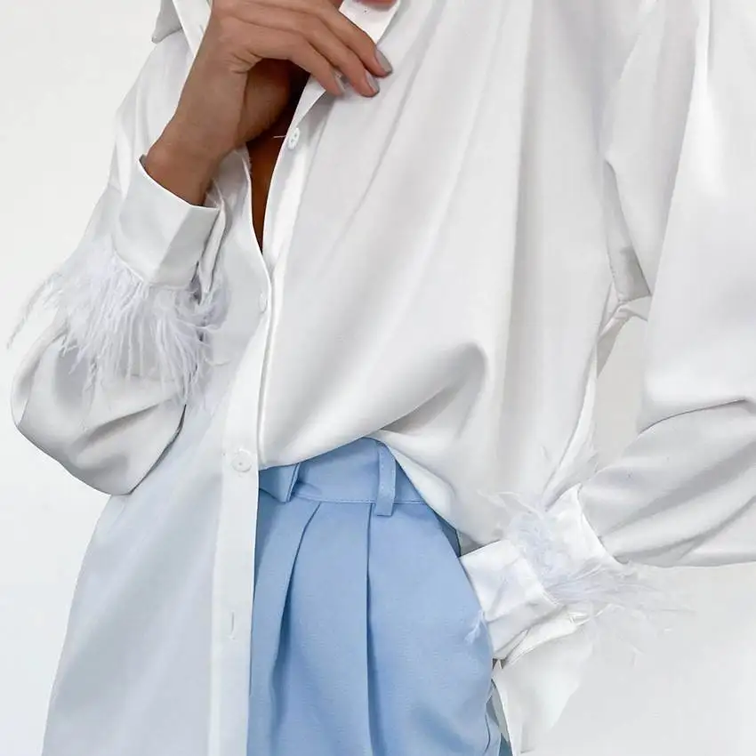 Damska codzienna bluzka z piórami, modna, uniwersalna, długa, o regularnym kroju, idealna na lato i do pracy.