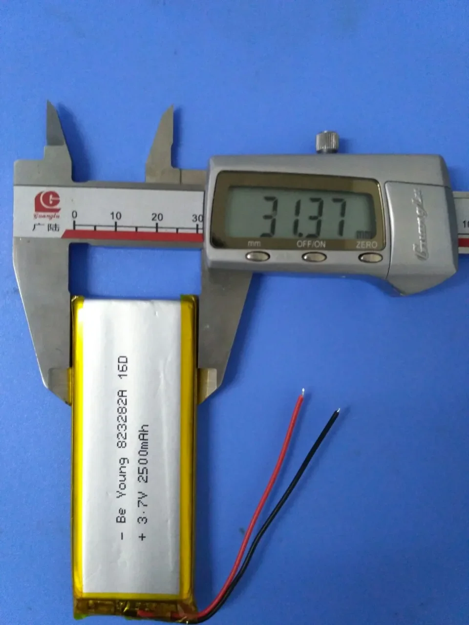 بطارية ليثيوم بوليمرز 3.7 فولت 823282   وحدة تحكم ألعاب PSP بقدرة 2500 مللي أمبير في الساعة ونظام تحديد المواقع الملاح للجيب