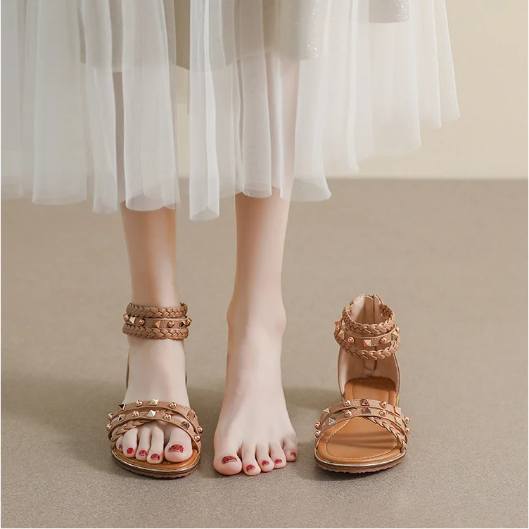 

Удобные сандалии на плоской подошве в римском стиле для женщин, большие размеры, повседневные пляжные сандалии с плетеными тонкими ремешками в стиле ретро, украшенные заклепками