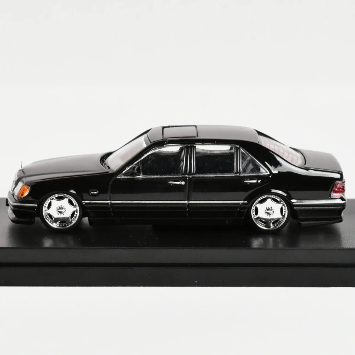 Street Weapon SW 1:64 S600 W140 Car Model