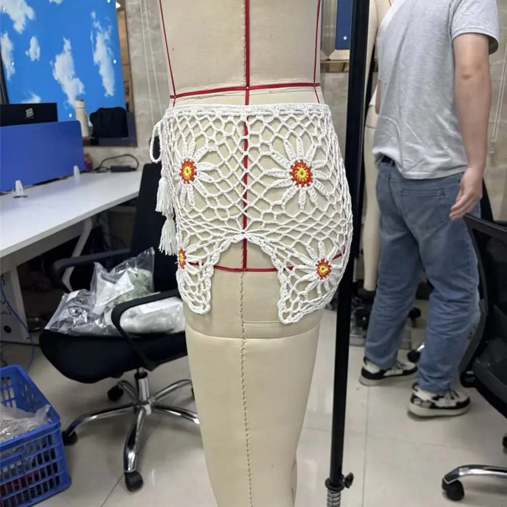 شورت نسائي للتستر مفرغ، شورت كروشيه أنيق بفتحة زهور ورباط جانبي للسباحة على الشاطئ والعطلات والسفر