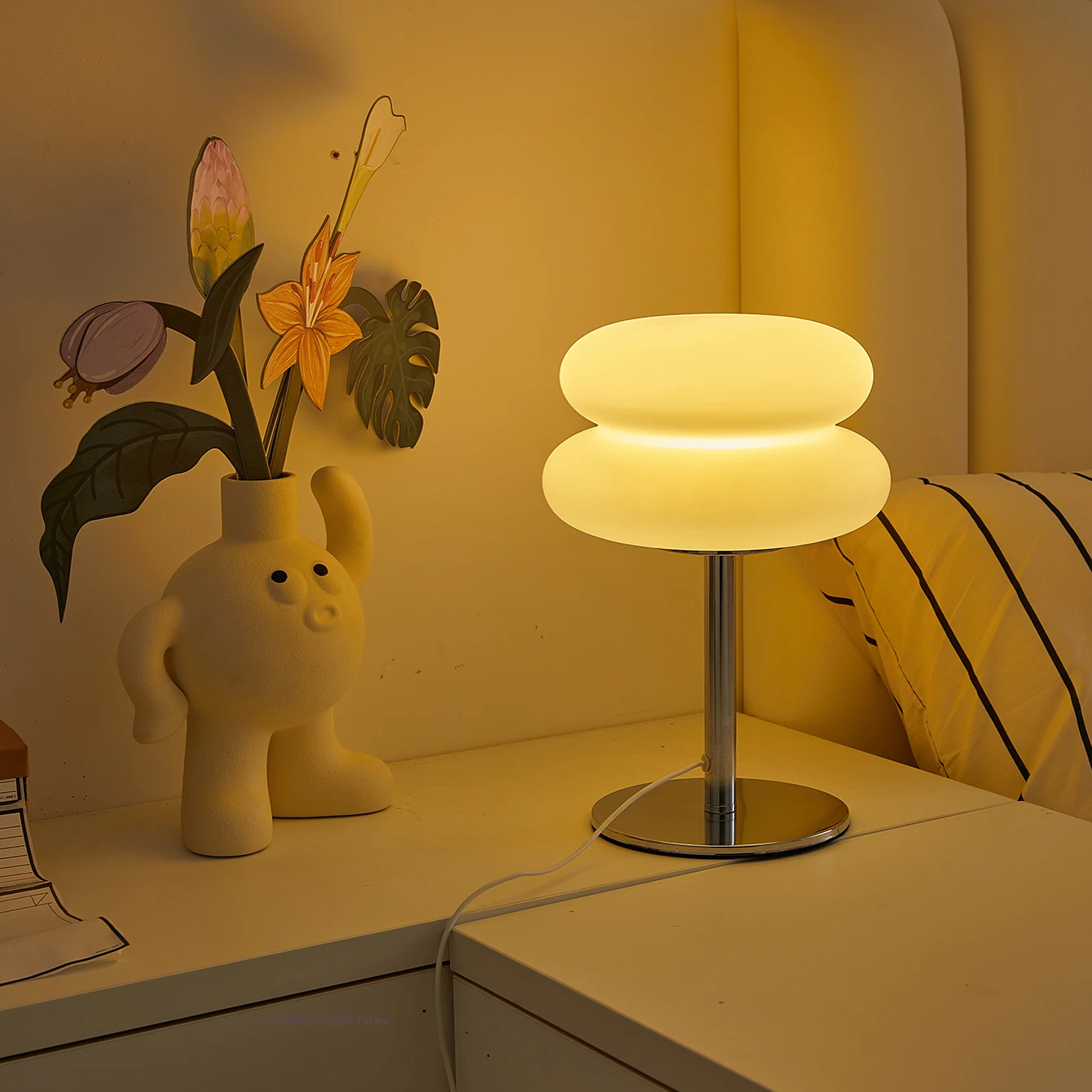 French cream table lamp USB plug 9-level dimming bedroom bedside lamp Nordic warm mushroom table lamp atmosphere decorative lamp