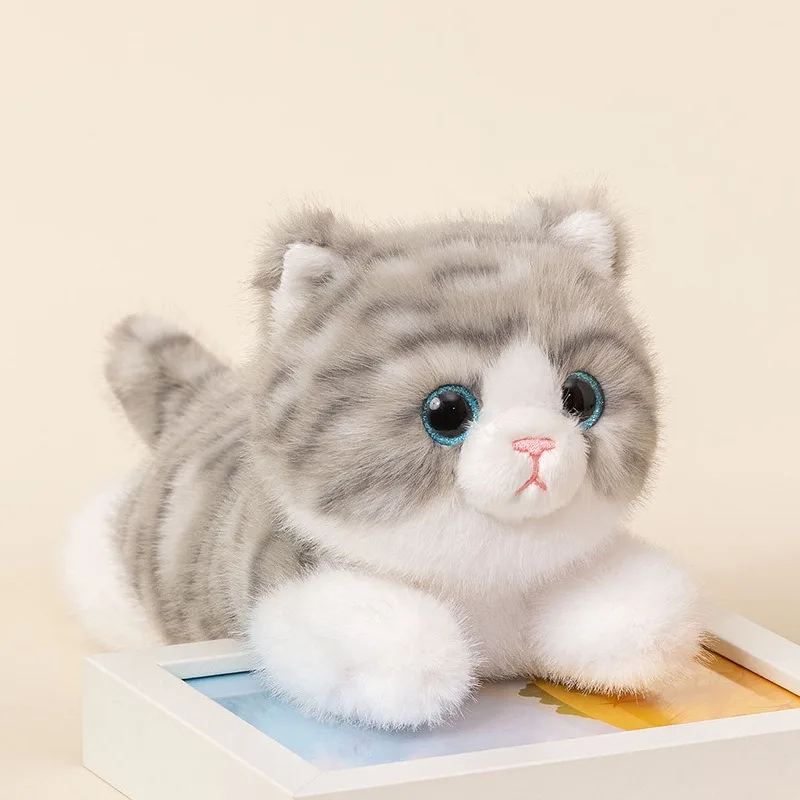 ตุ๊กตาแมวซายต์ ดูดู นอนคว่ำ ของเล่นตุ๊กตาแมวเหมือนจริง ตุ๊กตาแมวตัวเล็กนั่งยอง ตุ๊กตาผ้าพลัฌเหมือนจริงสำหรับเด็กและนักสะสม