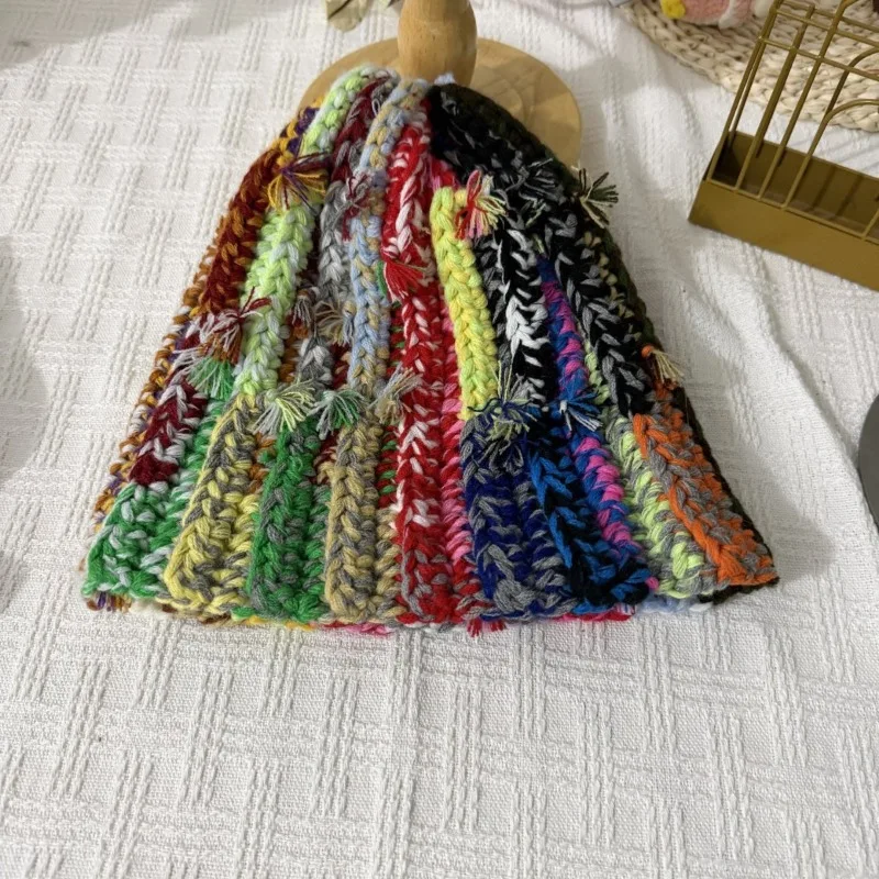 Winterwarme, personalisierte, handgestrickte, bunt gestreifte Strickmütze, modische Quasten-Ohrschutz-Beaniemütze für Damen – Detail 2
