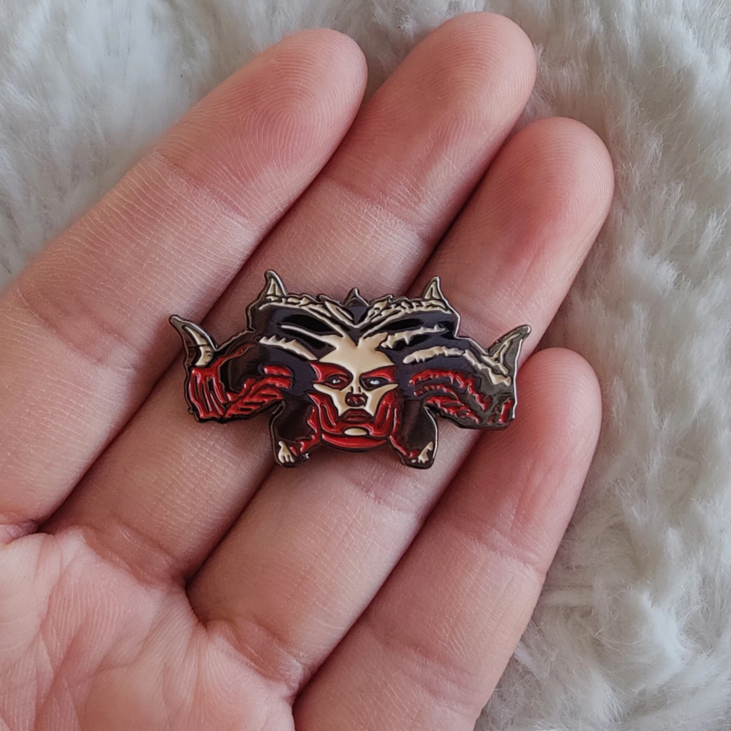 بروش طية صدر السترة مع دبوس المينا Lilith ، شارة معدنية ، ملحق مجوهرات