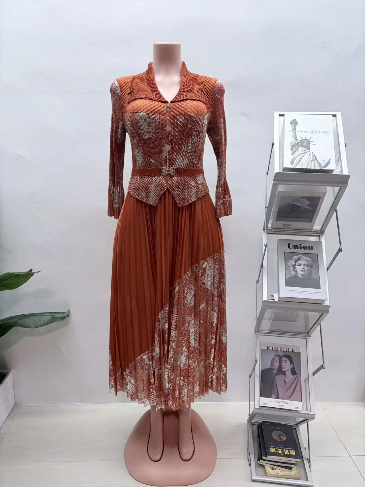 

Miyake Loose High-end Temperament Women's Clothing 2026 New Fashion Printed Suit Collar Pleated Casual Dress