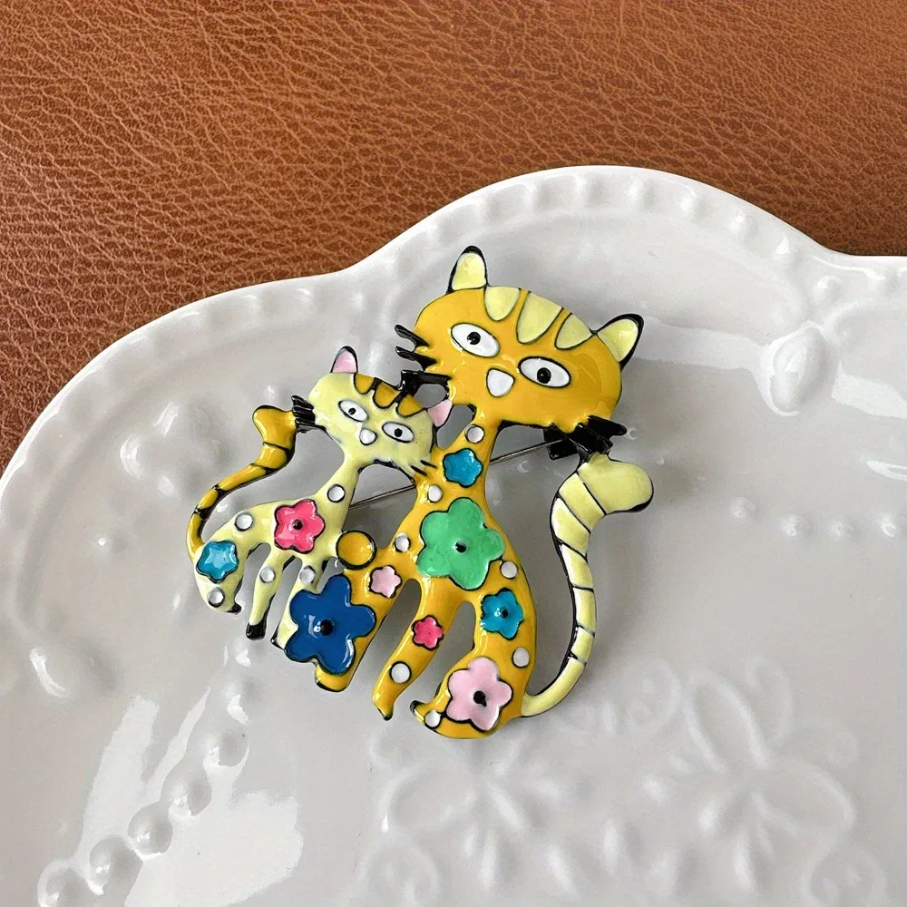 1pc Dropping Oil Lovely Cat Shaped Brooch Vintage Style Animal Theme Alloy Brooch For Women Girls Daily Wear image 4