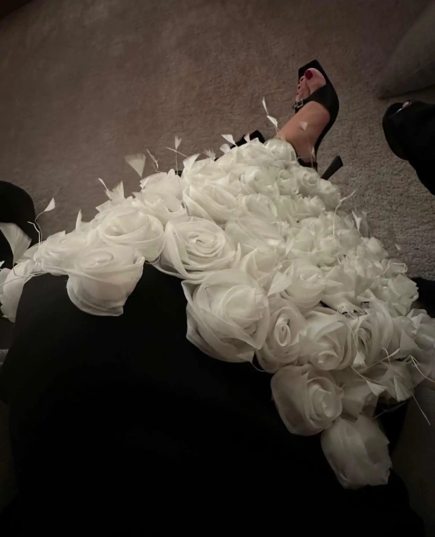 Splendidi abiti lunghi da donna alla caviglia con fioritura nera a maniche lunghe abiti da festa con soffietto da sposa con fiore 3D con sovrapposizione laterale