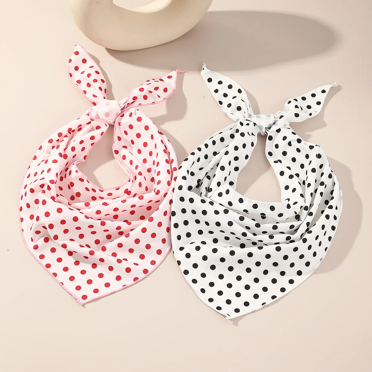 

Шелковый платок в ретро-стиле с черно-белым принтом, универсальный треугольный платок, элегантный квадратный платок для повседневного использования.