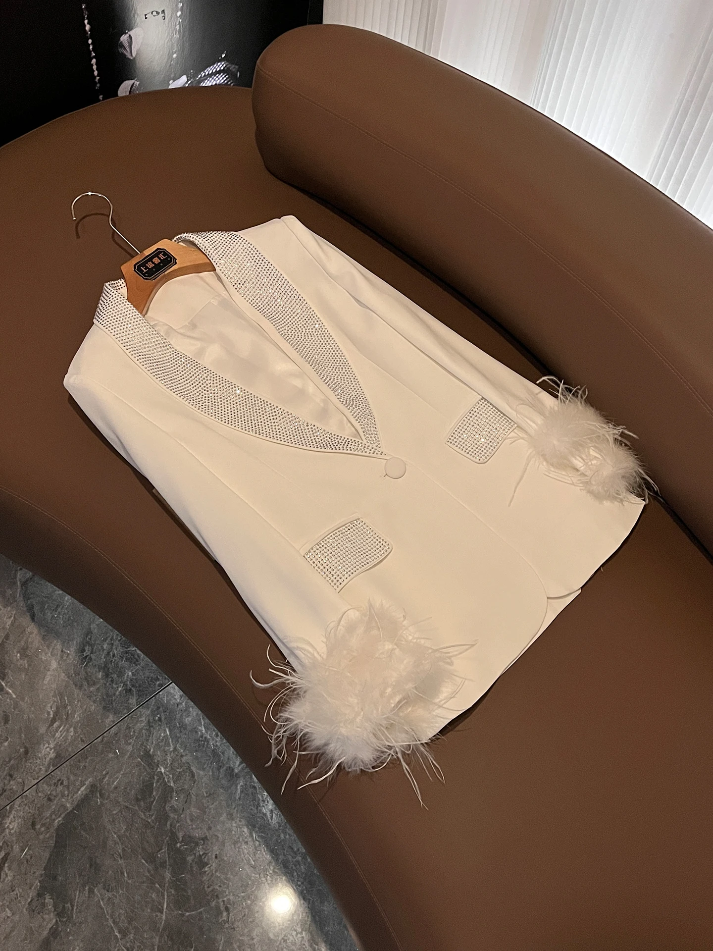 

Элегантная блузка с длинным рукавом и перьями, приталенный крой, украшенная стразами, модный тренд Весна 2026, женская деловая повседневная одежда