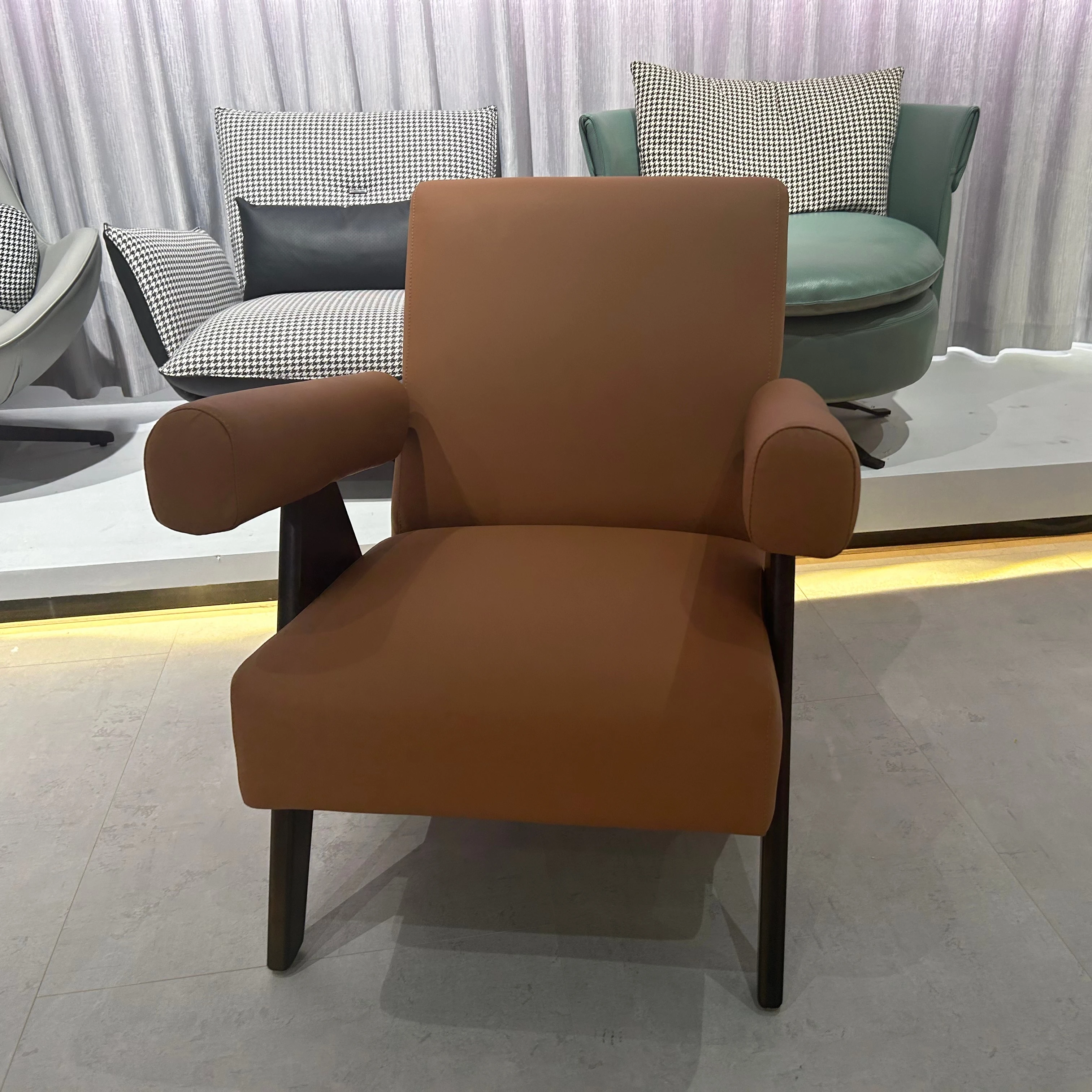 مصمم الحديثة الجلود نمط كرسي الأثاث غرفة نوم صالة أريكة كراسي مستلق كراسي خشبية غرفة المعيشة الكراسي