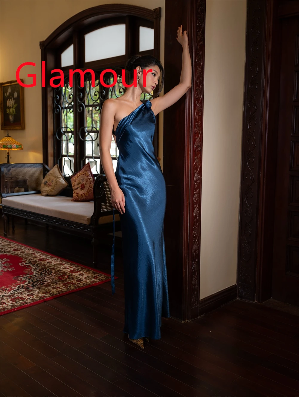 Abito da sera in raso blu scuro delicato personalizzato Abito da cocktail aperto sul retro senza maniche con fiori monospalla di alta qualità