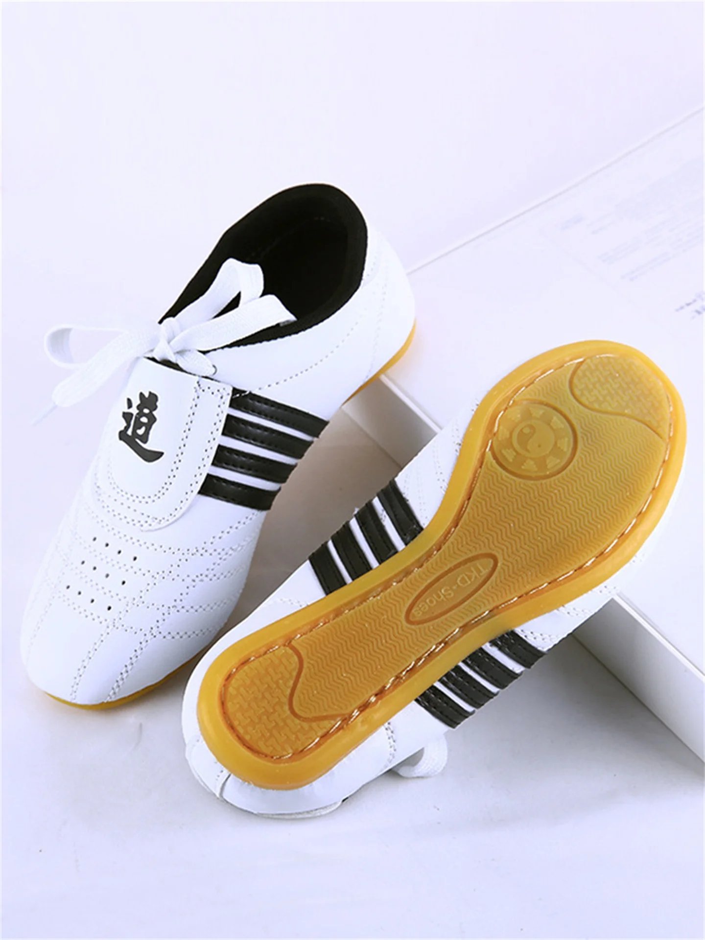 Black Border Four Bar Adult Children\'s Martial Arts Cow Tendon Sole Breathable Taekwondo Training Shoes