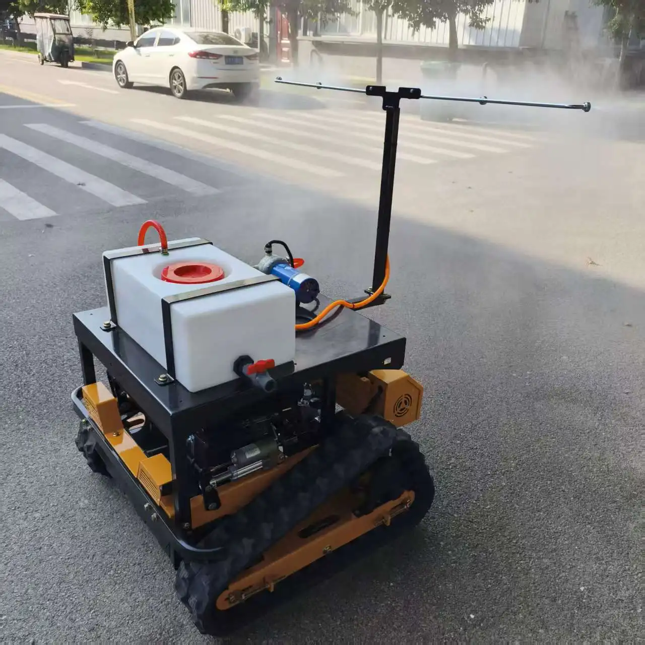 دعم التخصيص ودعم OEM لجزازات العشب للتحكم عن بعد والتي يمكن تجهيزها بخاخات ومجارف الثلج.