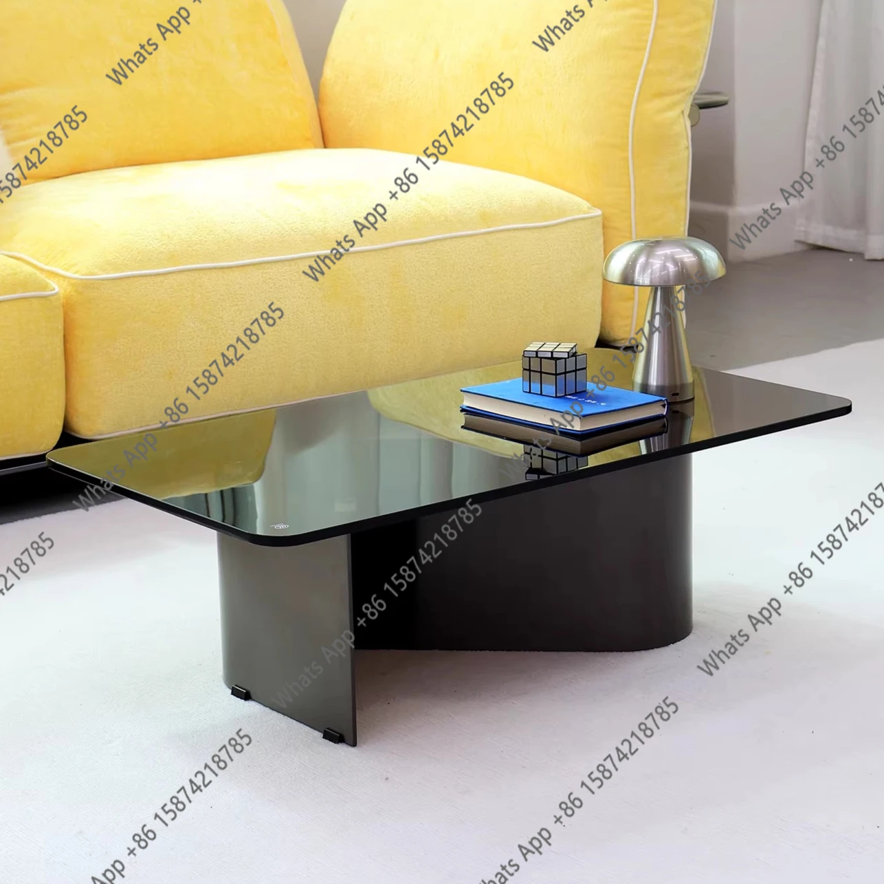 

Современный минималистичный журнальный столик в стиле Баухаус с квадратной столешницей из закаленного стекла и основанием из нержавеющей стали.