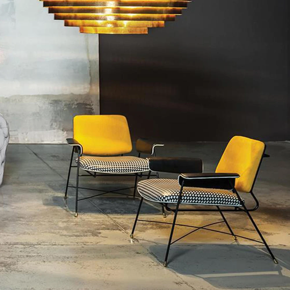 كرسي بذراعين منجد لغرفة المعيشة بتصميم معاصر بإطار أسود على الطراز الشمالي