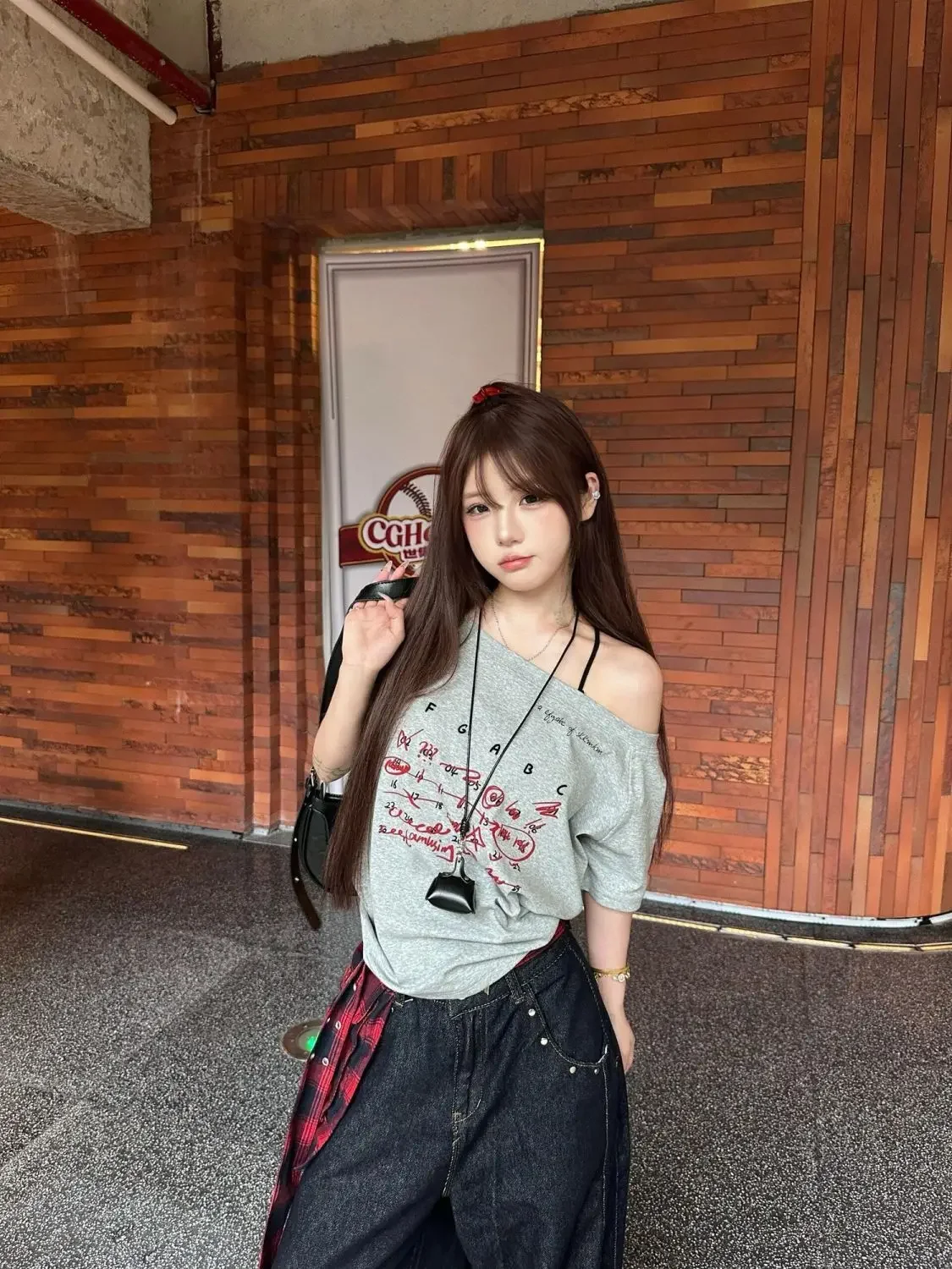 Amerikaanse Stijl T-shirt Vrouwen High Street Off Schouder Brief Print Korte Mouw T-shirts 2025 Zomer Y2k Kleding Tee