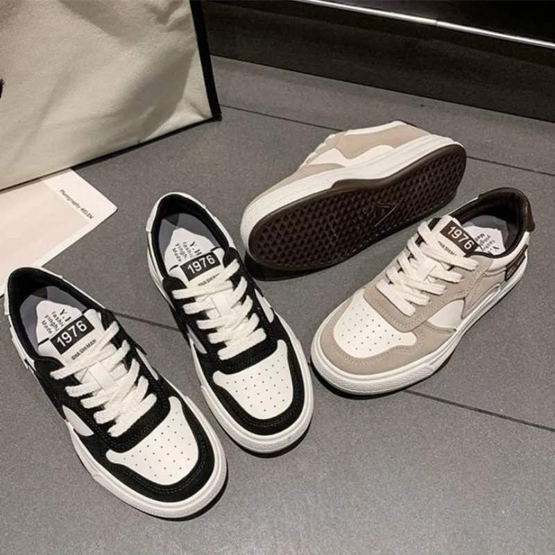 الربيع والخريف جديد عصري سميكة القاع أحذية رياضية نسائية عادية الأبيض تشغيل أحذية الطالبات مفلكنة