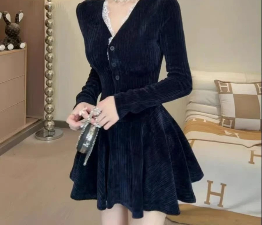 Vestido de malha sexy com decote em V e manga comprida para mulheres no outono e inverno, novo estilo sofisticado, ajuste fino e saia evasê emagrecedora