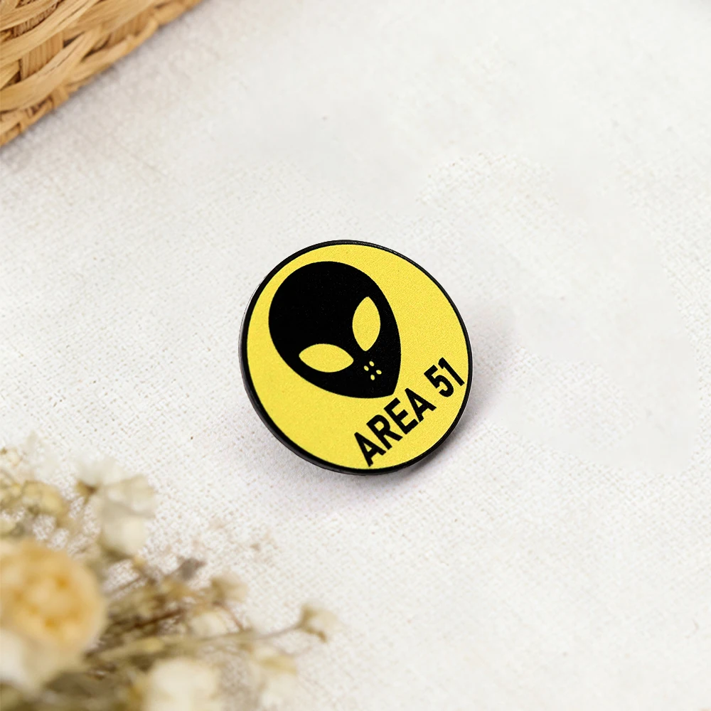 Area 51 Alien Emaille-Brosche Alien Area 51 Space Storm Abzeichen Lustige UFO-Anstecknadel Kleidung Taschen Accessoires Sci-Fi Geschenk – Detail 10