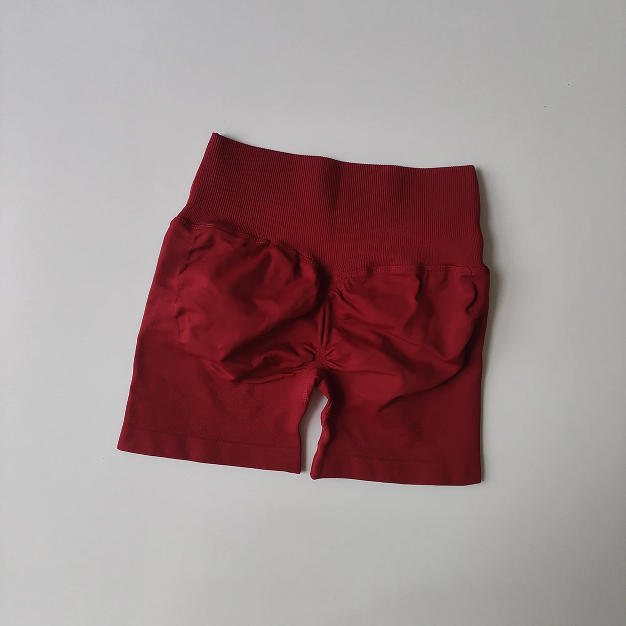 Damen Yoga-Shorts mit Vorderkreuz-Taille, dreiteilig, Hüftstraffend, Schnelltrocknend, Eng Anliegende Sportshorts für Training, Laufen und Fitness – Detail 15