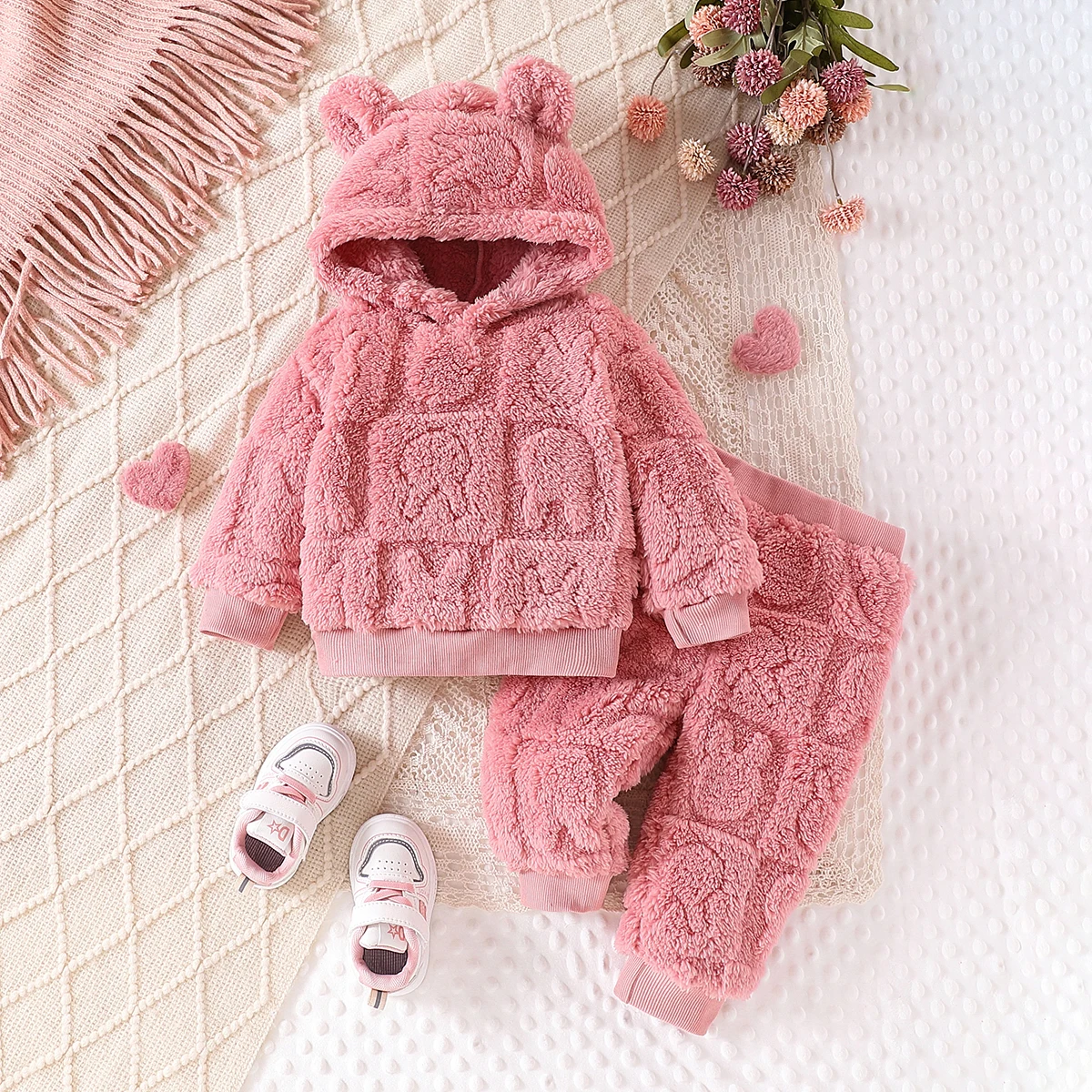 طقم مكون من قطعتين من أنماط الرسوم المتحركة العصرية واللطيفة للفتيات الصغيرات، طقم بلوزات وسراويل بغطاء للرأس من قماش الفرو السميك لفصل الشتاء