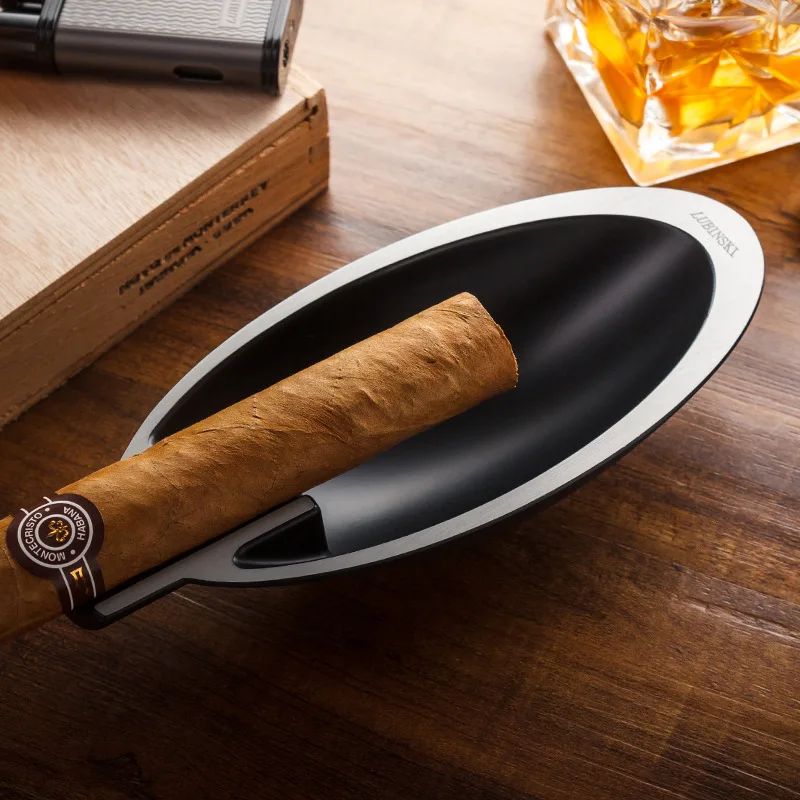 

Дорожная пепельница премиум-класса — цинковая конструкция большого диаметра с полированной металлической поверхностью