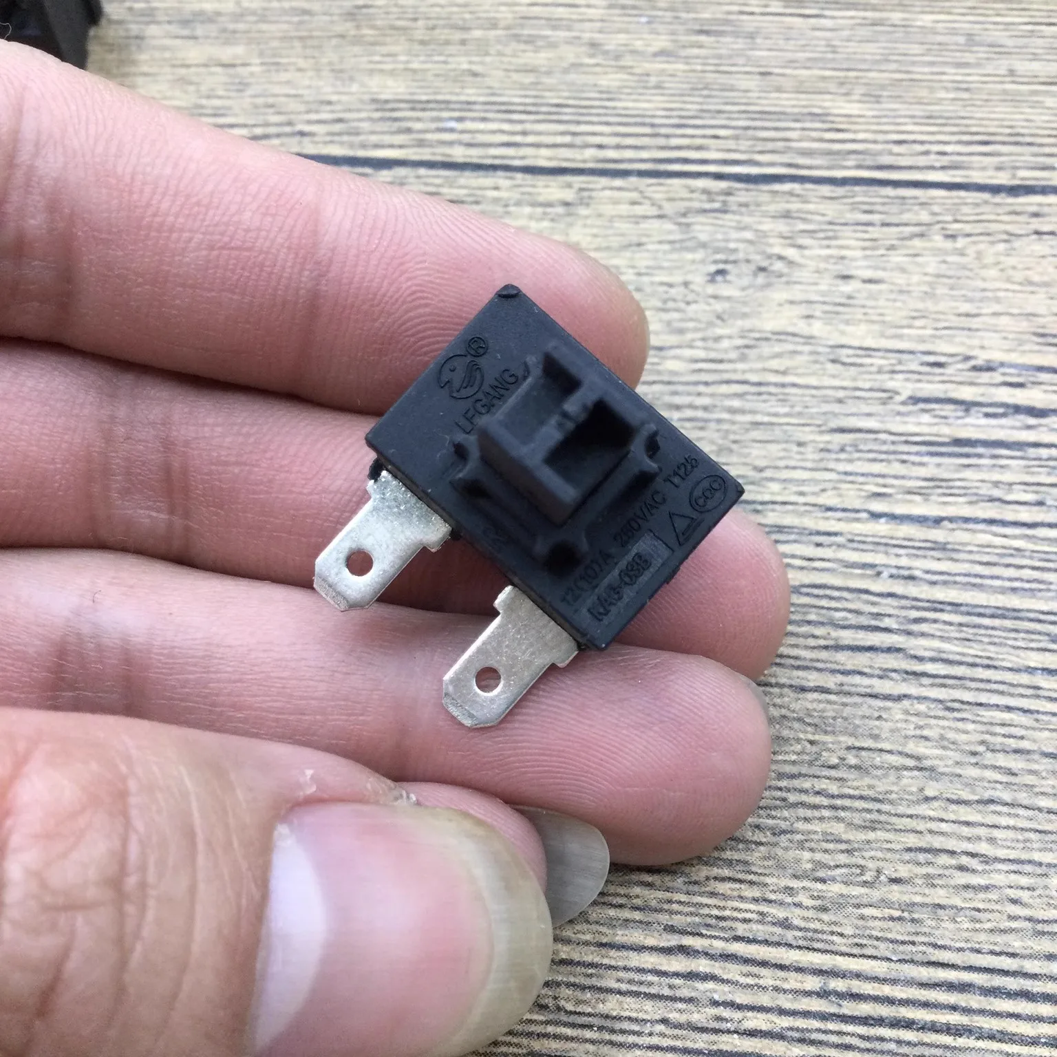 1~5pcs/lot Self-locking switch vacuum cleaner dedicated two-pin power button switch KAG-03B
