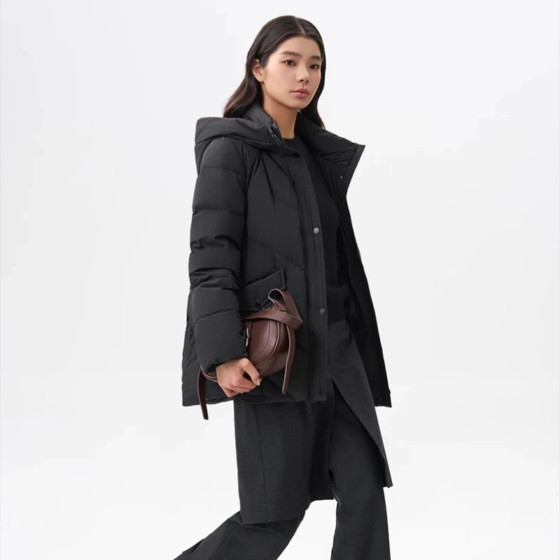 เสื้อแจ็คเก็ตขนเป็ดสั้นสำหรับผู้หญิง Chericom รุ่นใหม่ประจำฤดูใบไม้ร่วง-ฤดูหนาว 2025 มีฮู้ด เสื้อแจ็คเก็ตหนานุ่ม อุ่นสบาย ทรงตรงเรียบง่าย รุ่น Y309300Y