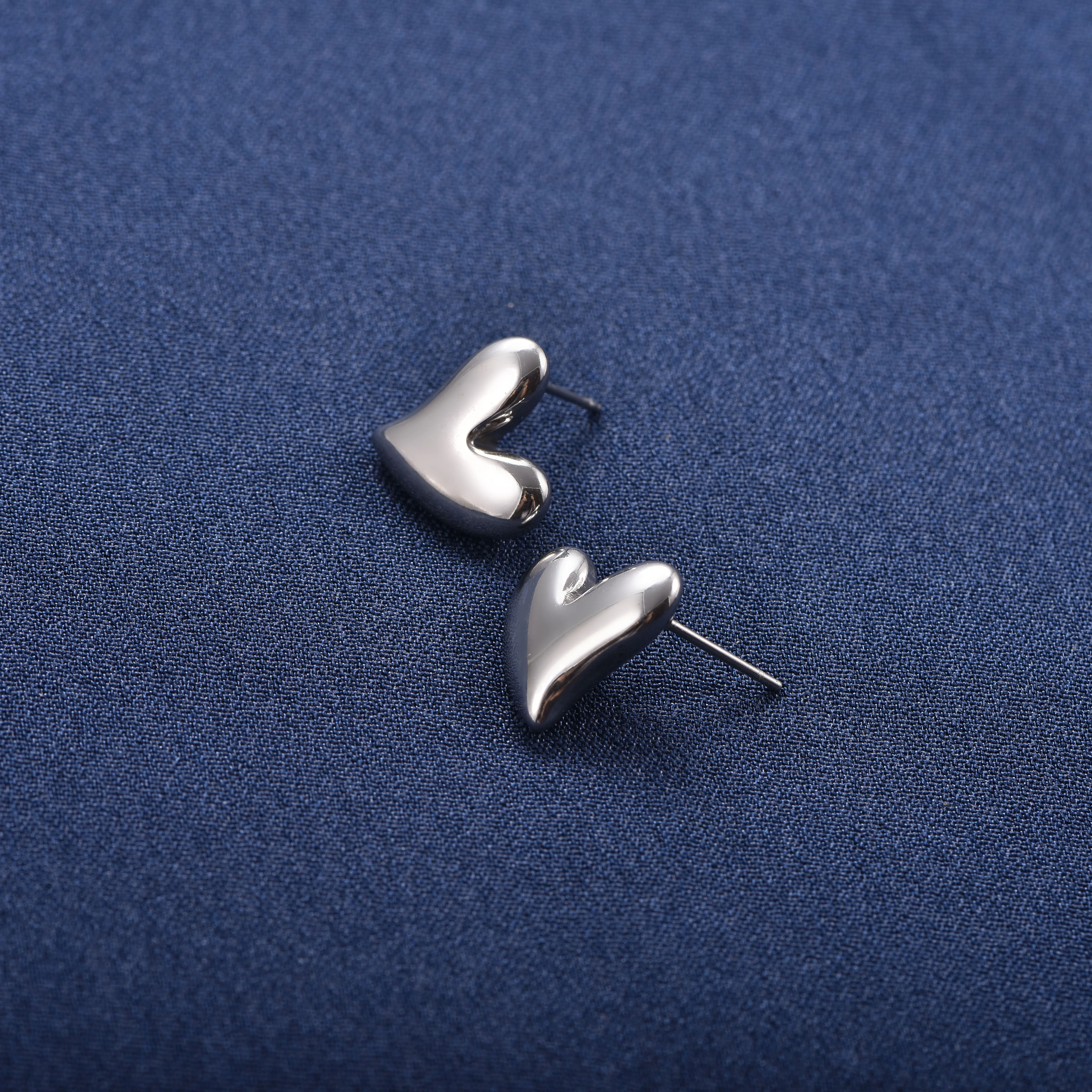 Edelstahl-Ohrstecker mit unregelmäßigem Herz- und Perlen-Design für Damen, minimalistischer Ohrschmuck, wasserdicht, antiallergisch, für den täglichen Gebrauch. – Detail 1