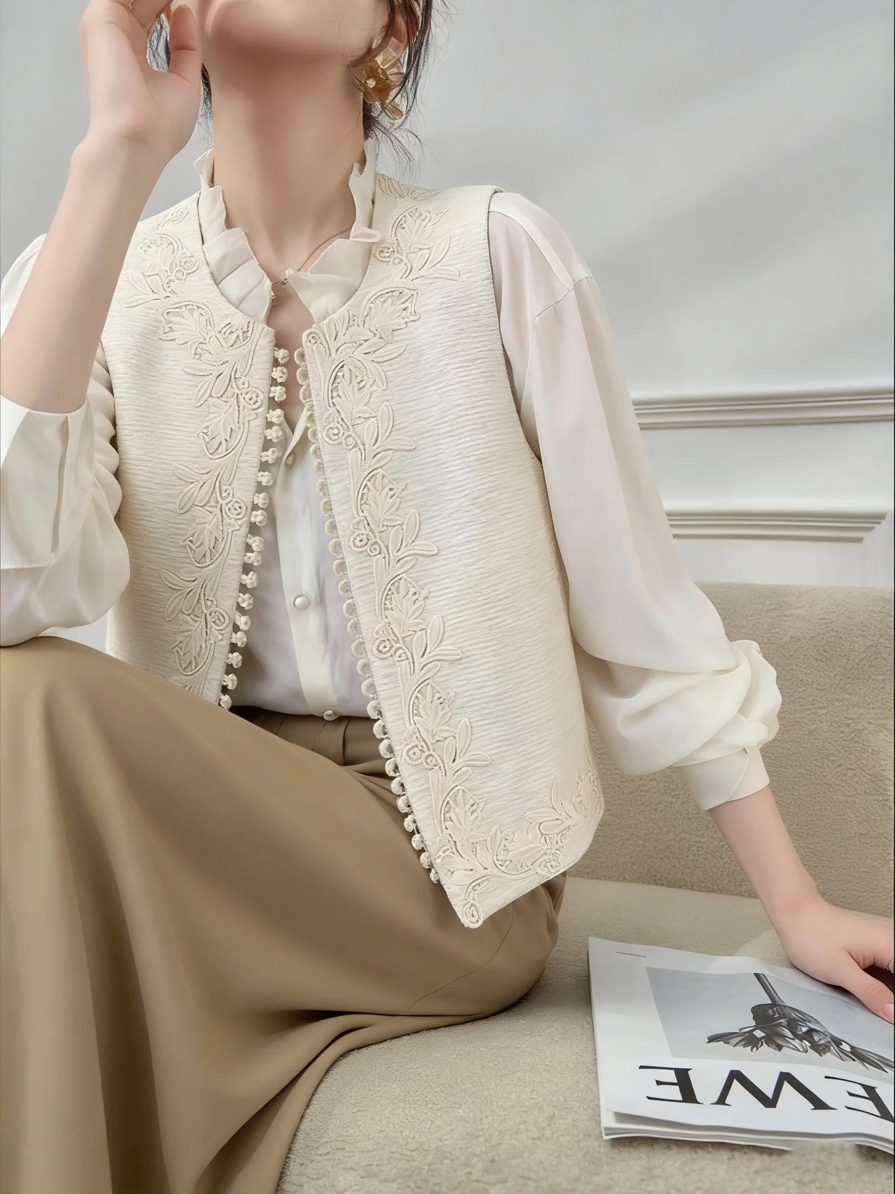 

Ele White irt And Vest Set Women's Faionable Overlap Wear Heavy Embroidery Button Design Traditional Chinese Sle