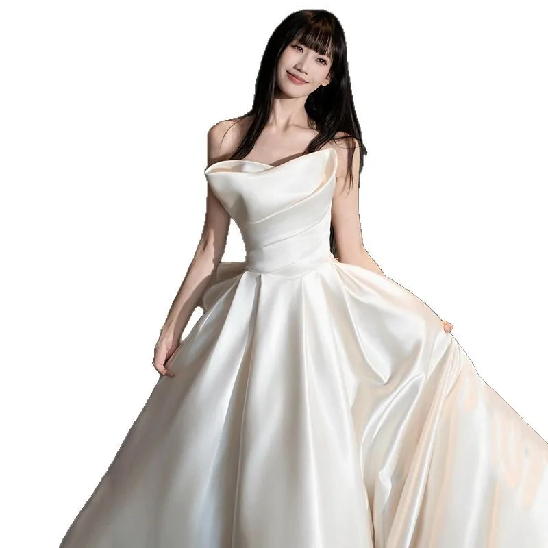 فستان زفاف من الساتان الخفيف بدون حمالات أبيض ممتاز الحد الأدنى على شكل حرف A بدون أكمام بقصة ضيقة فستان خطوبة مخصص