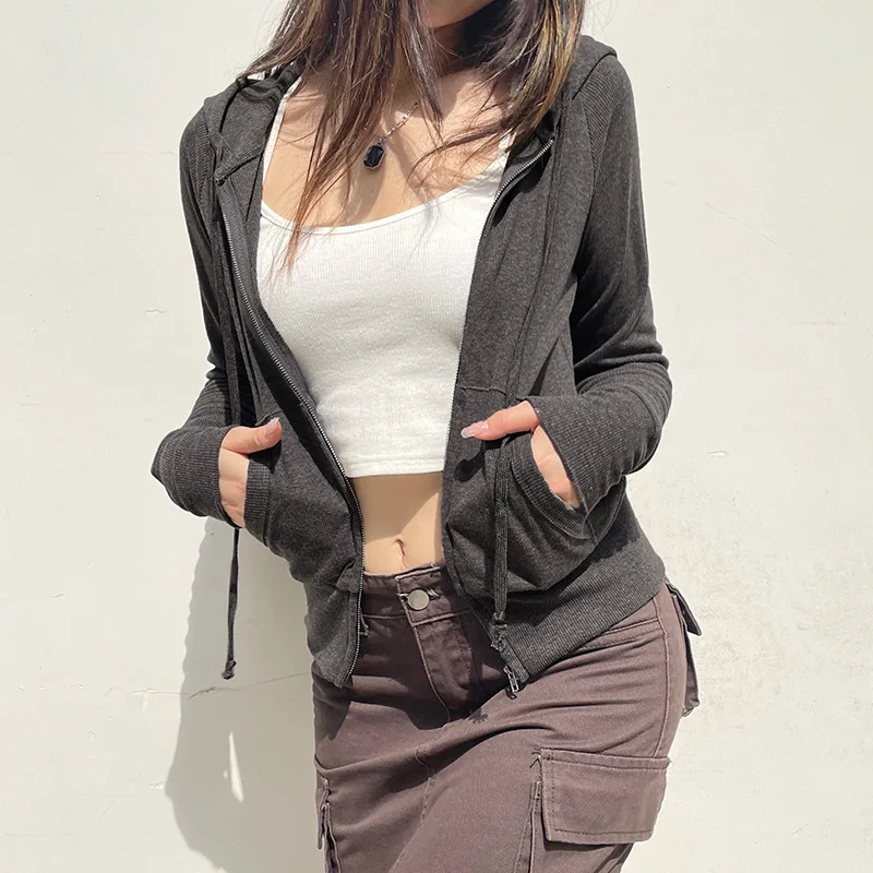 No início do outono, a nova rua americana cor sólida costela suéter com capuz emenda de bolso com zíper e vestindo um casaco selvagem.
