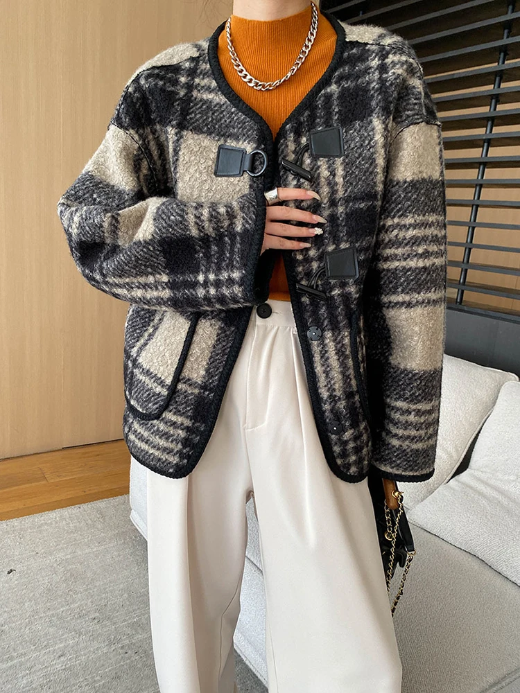 [LANMREM] Vintage Plaid Contrast Color Wool Coat For Womrn Round Neck Single Breasted Thick Jackets 2024 Winter New 26C188